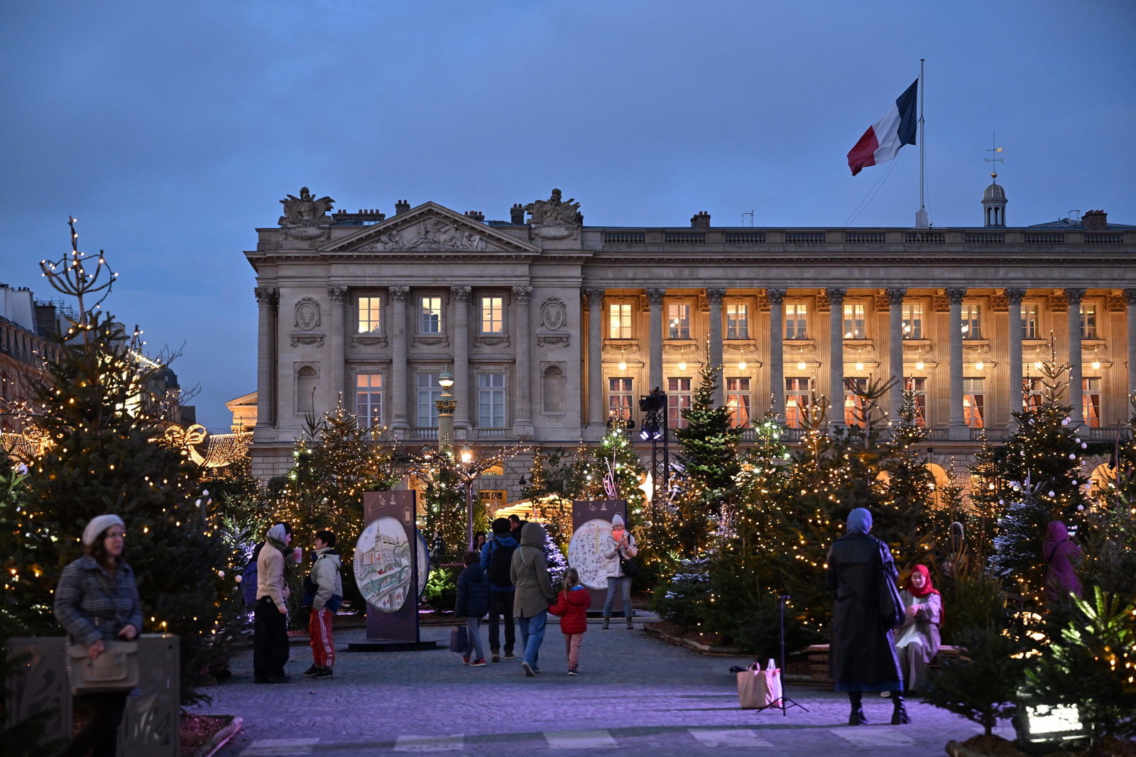 Weihnachtsmarkt an der Place de la Concorde in Paris